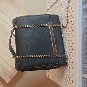 Source Unknown Black Crossbody Bag with Gold Chain